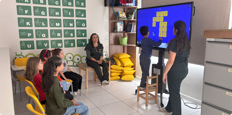Instituto Otovida recebe lousa digital por meio do Edital FCB/Trimania